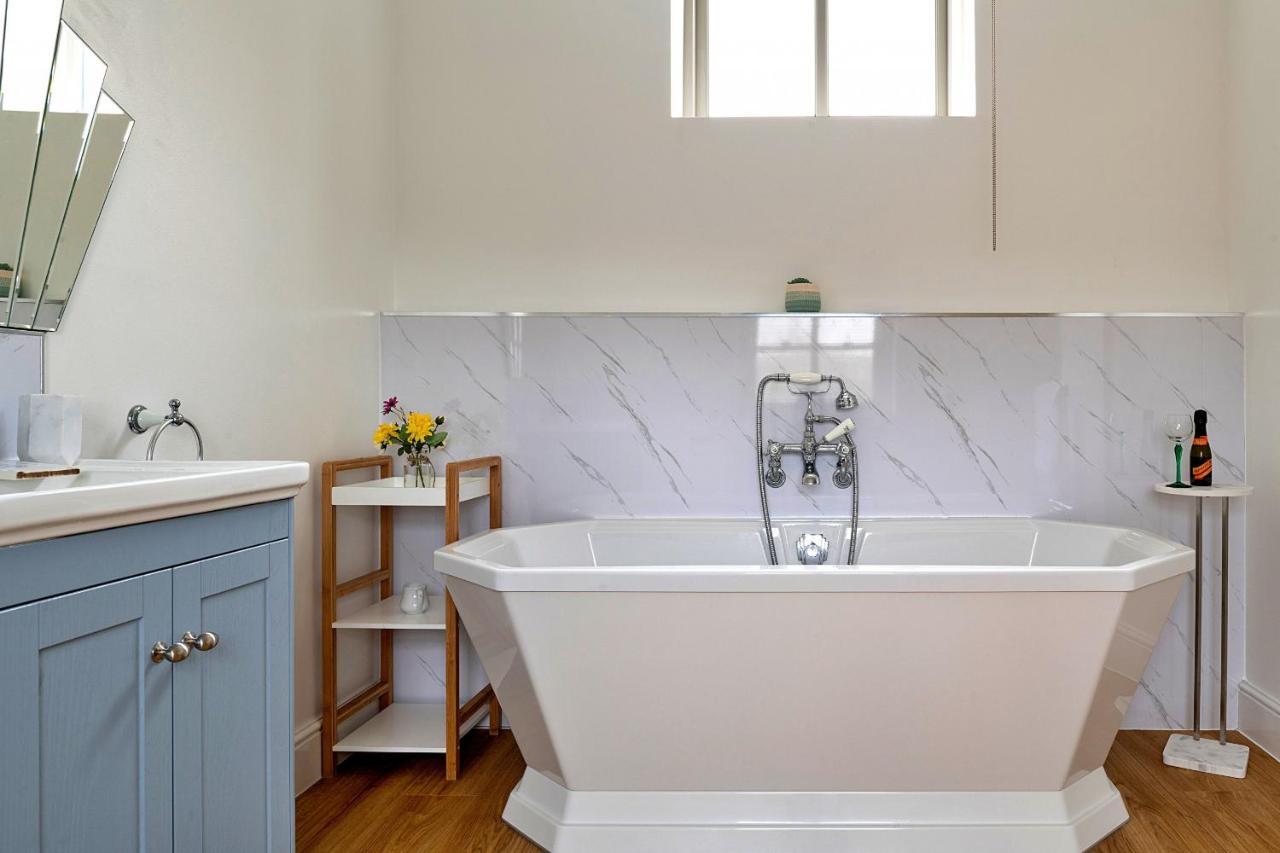 Finest Retreats - Moelis Granary - Luxury Cottage With Hot Tub Llandrillo Exteriör bild