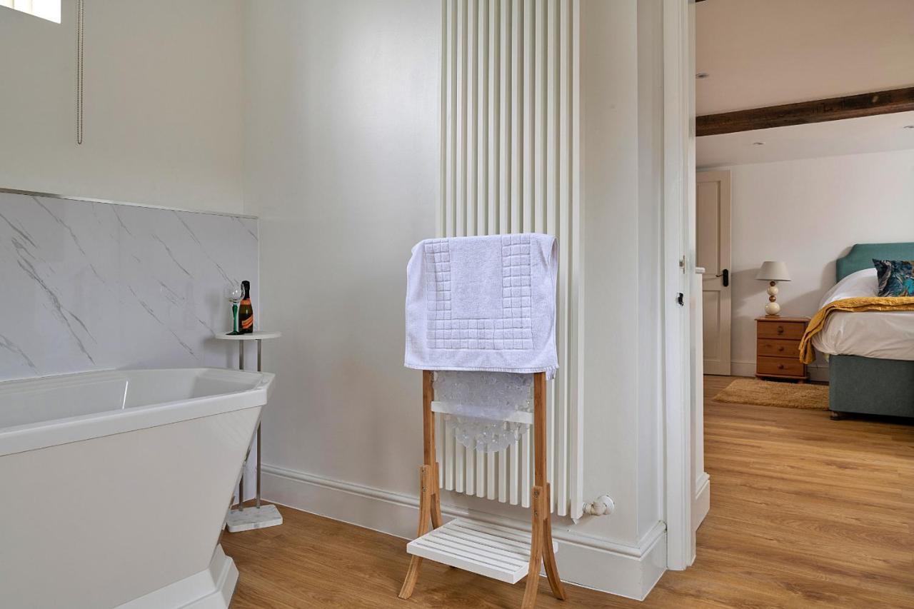 Finest Retreats - Moelis Granary - Luxury Cottage With Hot Tub Llandrillo Exteriör bild