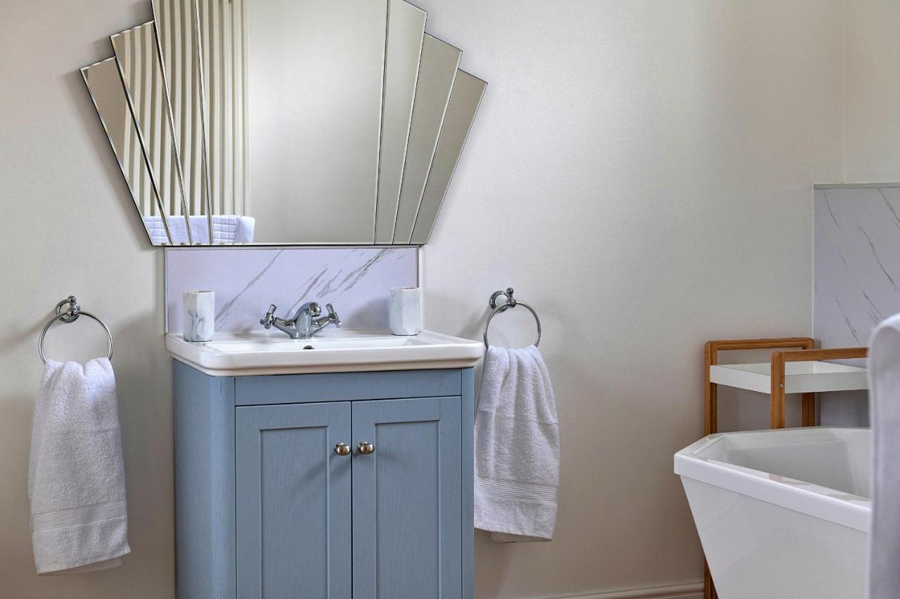 Finest Retreats - Moelis Granary - Luxury Cottage With Hot Tub Llandrillo Exteriör bild