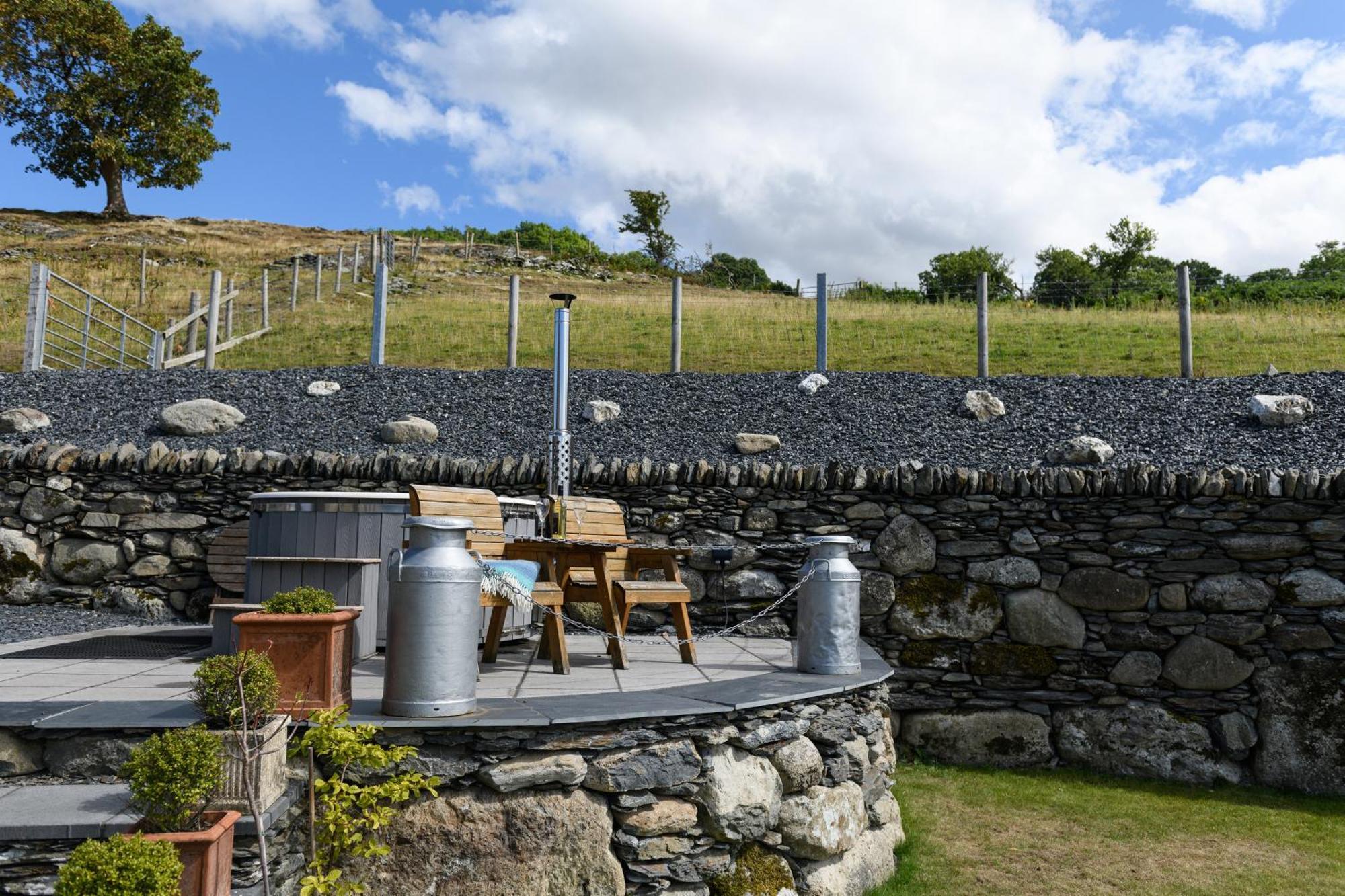 Finest Retreats - Moelis Granary - Luxury Cottage With Hot Tub Llandrillo Exteriör bild